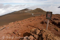 Cumbre del Puu Ulaula desde donde parten varios trekings caminando o a lomos de un caballo para descender 900 metros hacia las entrañas del volcán por sendas repletas de cenizas.